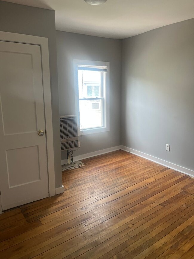 Building Photo - 137 N Winooski Ave