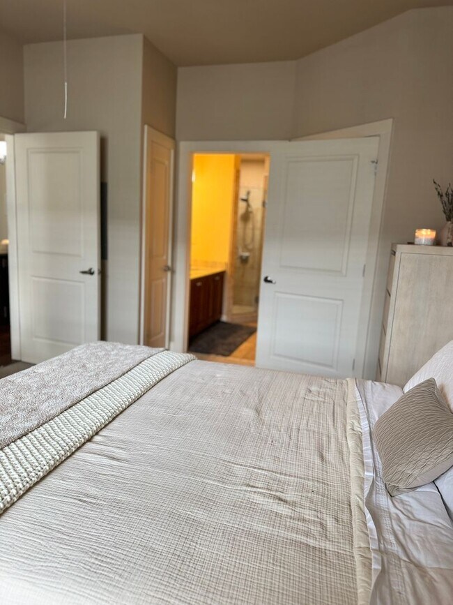 Building Photo - CityView at Riverwalk - Available January 2026! Gorgeous UNFURNISHED 2 bed/w 2 bath (both ensuite...