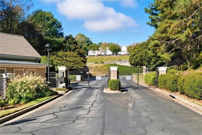 Building Photo - 2400 Cumberland Pkwy SE