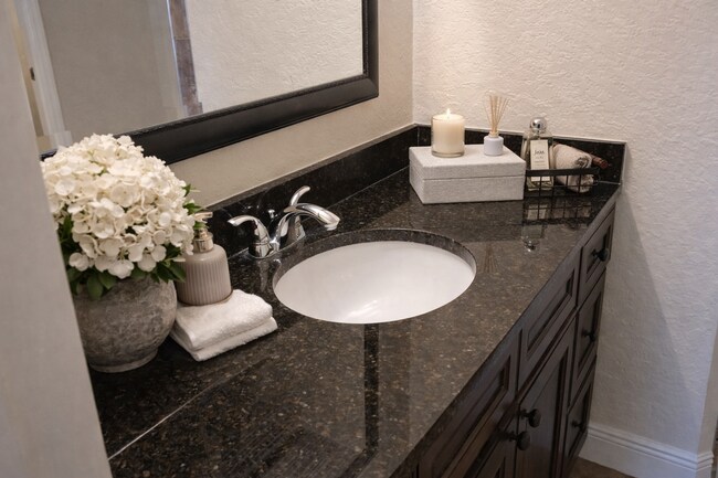 Building Photo - Gorgeous first floor 2/2 condo x Rent @  Winter Park in front of Full Sail!