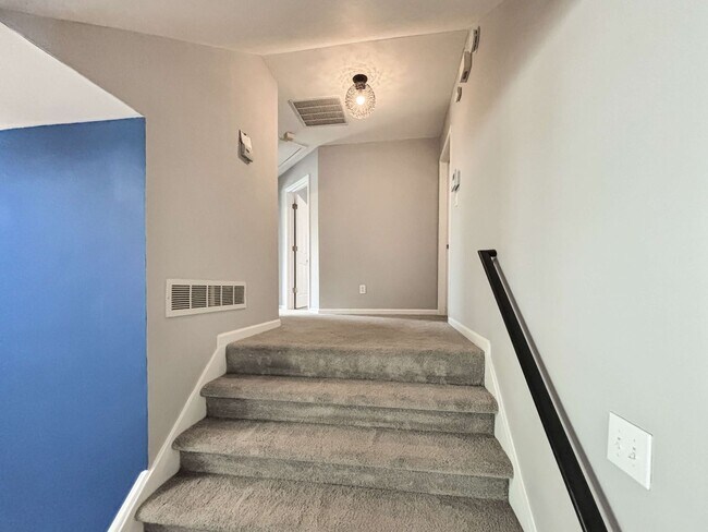 Building Photo - Beautiful and Comfortable Home in Mableton!