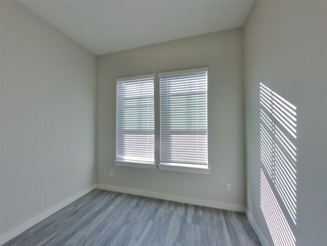 Building Photo - 4930 San Fabiano Ct