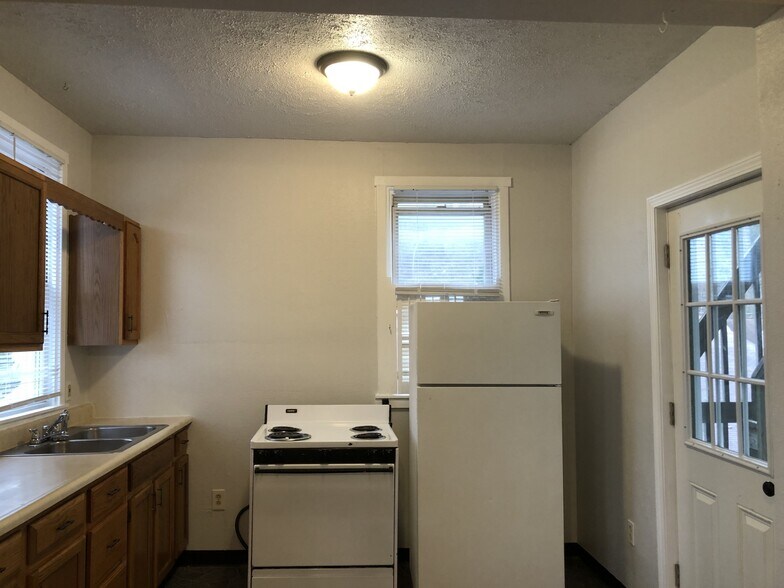 Building Photo - 516 Center Ave