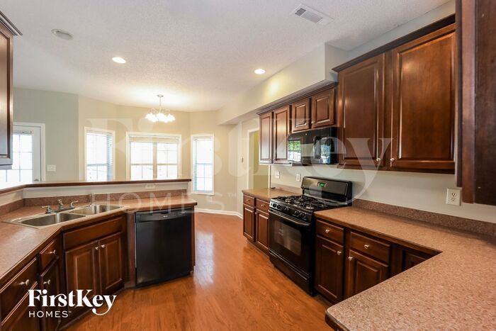 Building Photo - 333 Westhill Dr