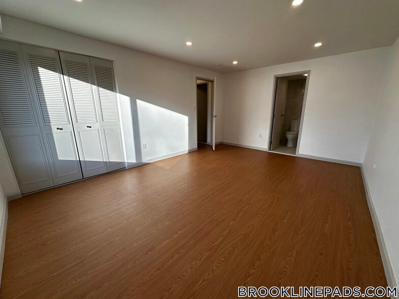 Building Photo - 1243 Beacon St