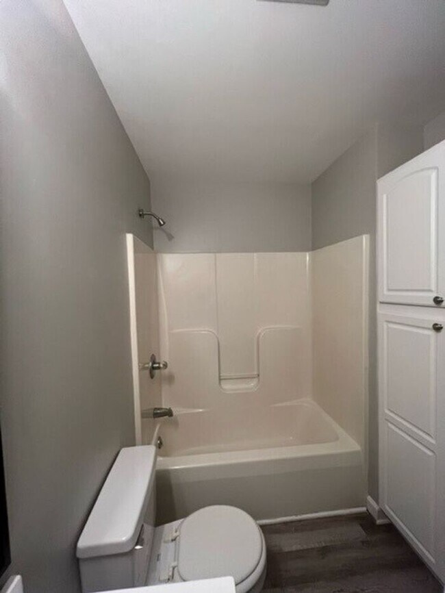Building Photo - 2 Bed / 2 Bath Duplex near Cherrydale