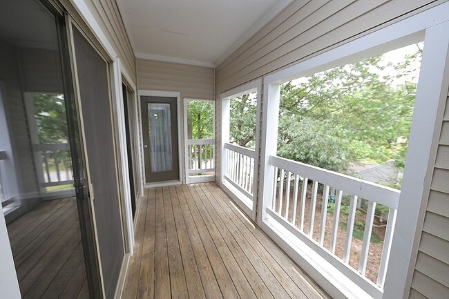 Building Photo - 2-Bedroom Top Floor Condo in Desirable Sun...