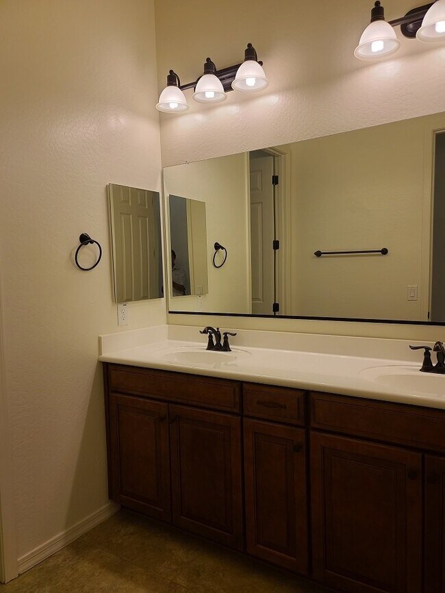 Building Photo - Spacious 4 Bed, 3.5 Bath Anthem Home with Modern Amenities and Prime Location