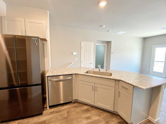 Building Photo - UPGRADED 2 BEDROOM TOWNHOME IN GATED COMMU...