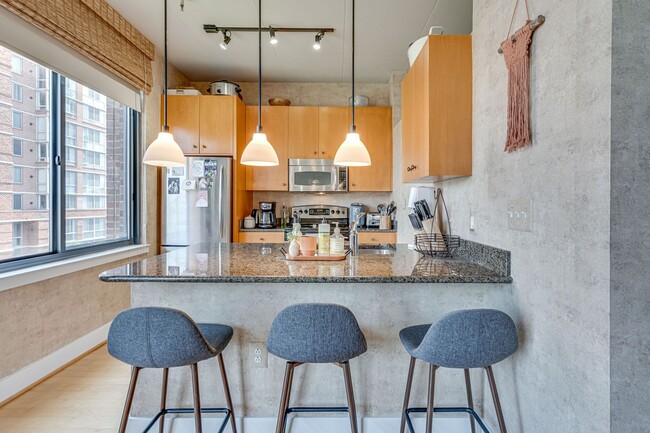 Building Photo - Modern Condo in Old Town Alexandria