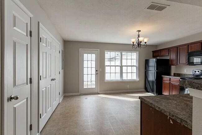 Building Photo - 2 Bed, 2.5 Bath Townhome in Indian Creek