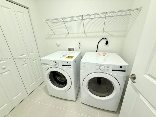 Building Photo - 2760 SE 23rd Ave