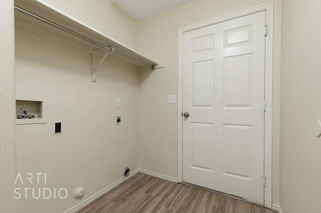 Building Photo - 3 Bedroom, 2 Bathroom Home in the Red Clif...