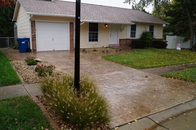 Building Photo - 2406 Village Glen Ct