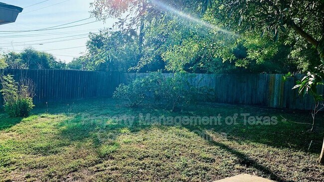 Building Photo - 2810 Carver Dr