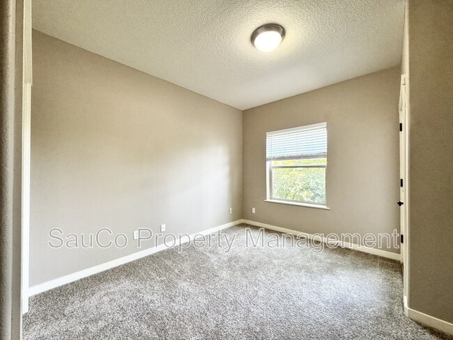 Building Photo - 616 NE Adwick Dr