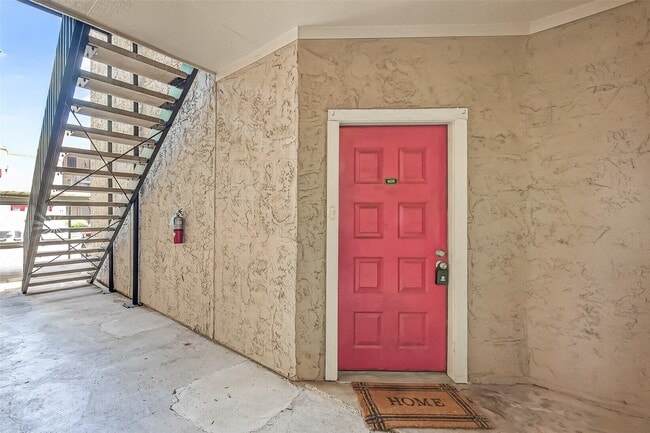 Building Photo - 10855 Meadowglen Ln