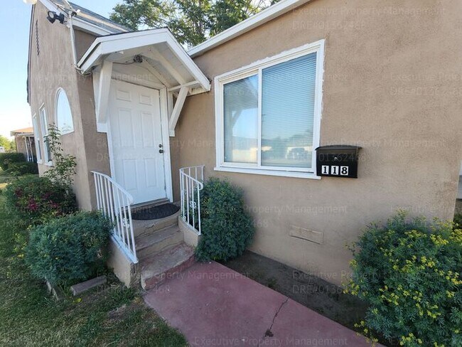 Building Photo - Charming 2 bedroom, 1 bathroom house near ...