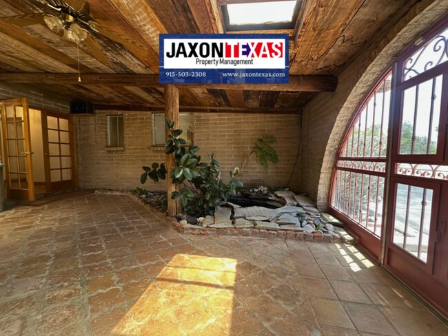 Building Photo - 1067 Villa Linda Way