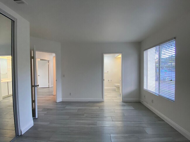 Building Photo - 4594 Cove Dr