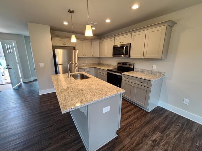 Building Photo - Beautiful 2 Bedroom 2.5 Bath Home Coming S...