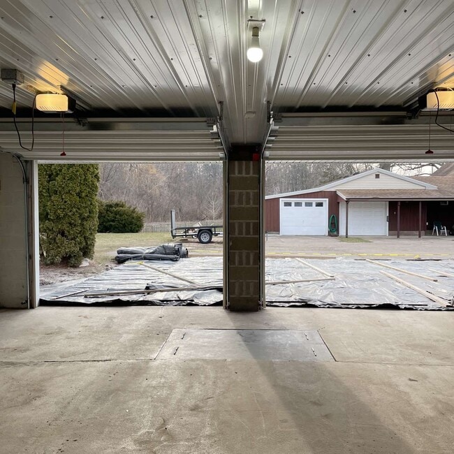 Building Photo - 2224 Oakwood Dr