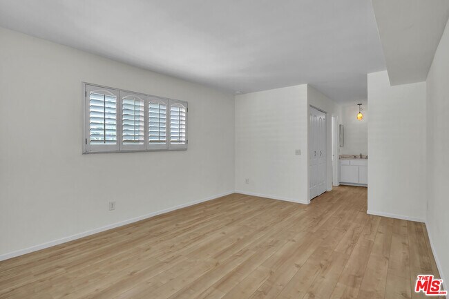 Building Photo - 620 N Kenwood St