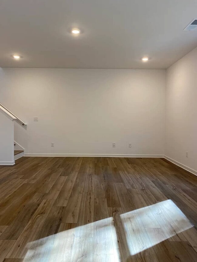 Building Photo - 514 Madison Lakeview Dr