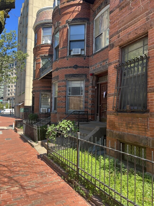 Building Photo - 261 W Newton St
