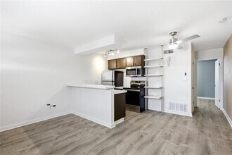 Building Photo - 2302 East Side Dr