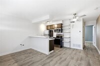 Building Photo - 2302 East Side Dr