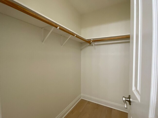 Building Photo - 2 Bedroom, 2 Bath, Downstairs Condo!