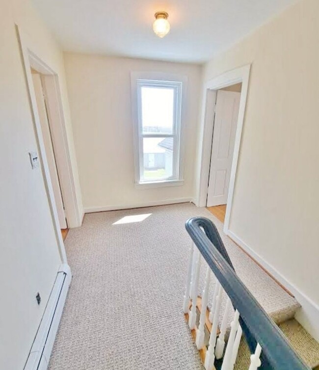 Building Photo - 3 Bed / 1-1/2 Bath Single Family w/2 Car G...