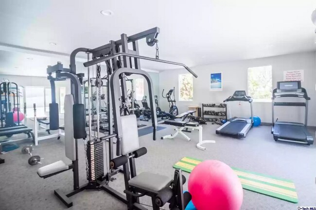 Building Photo - 2222 N Beachwood Dr