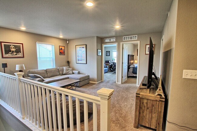 Building Photo - 3 bed 2.5 bath Castle Rock Townhome in the Meadows