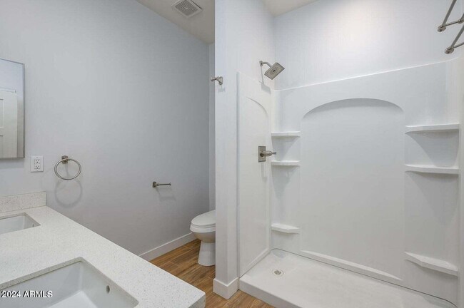 Building Photo - 1341 E Polk St