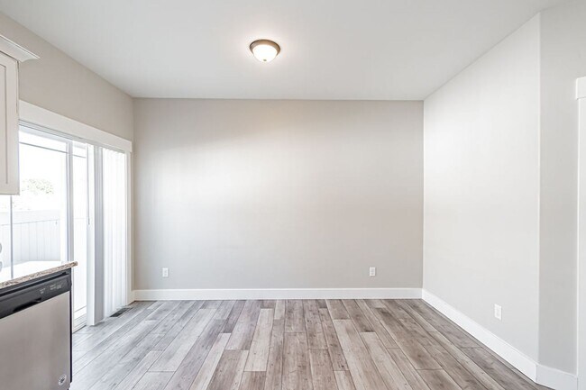 Building Photo - 654 S Saturn Ave