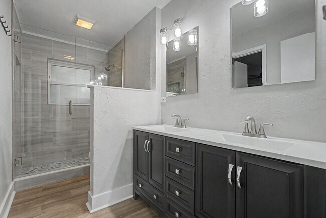 Building Photo - 1811 Devra Dr