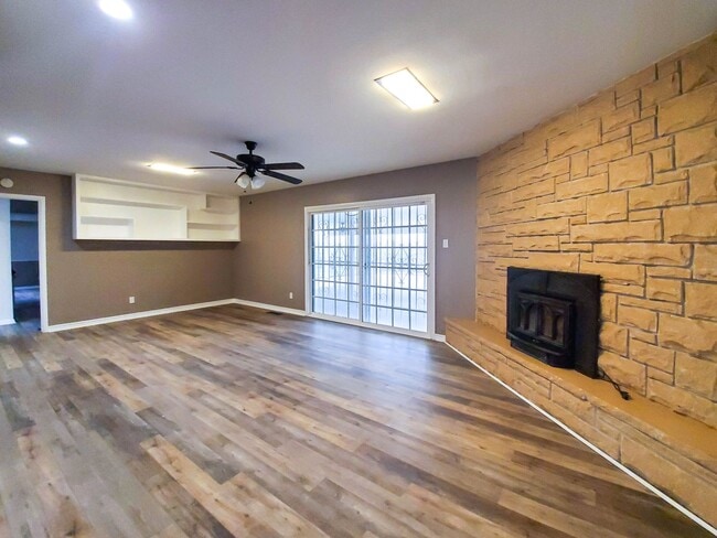 Building Photo - Breathtaking Mountain Views!