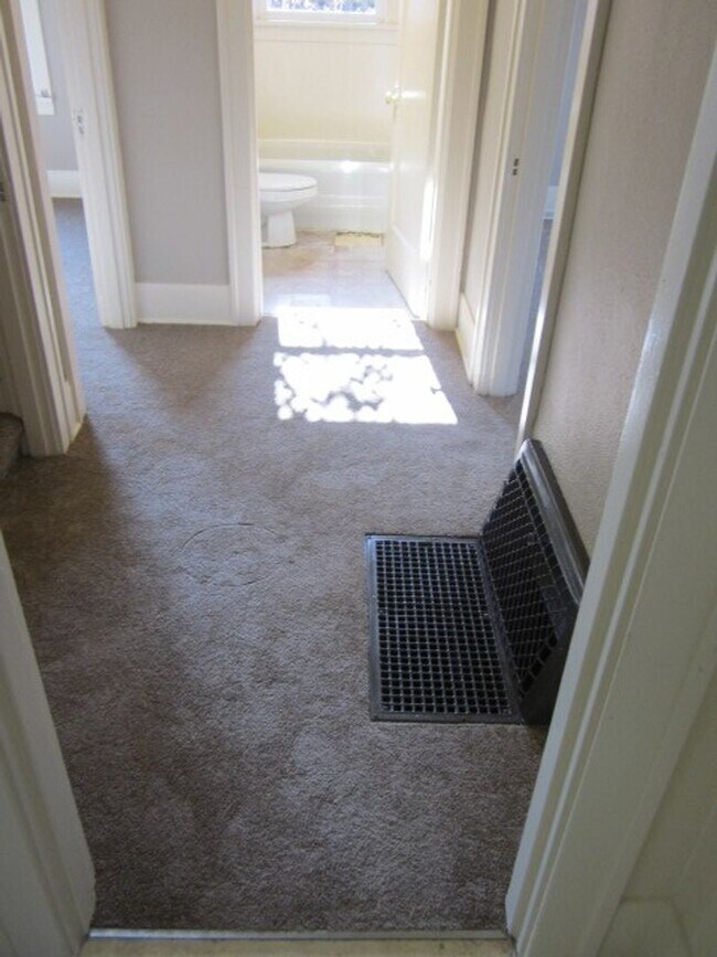 Building Photo - Cute Newley Remodeled 3 BD in Aloha!!