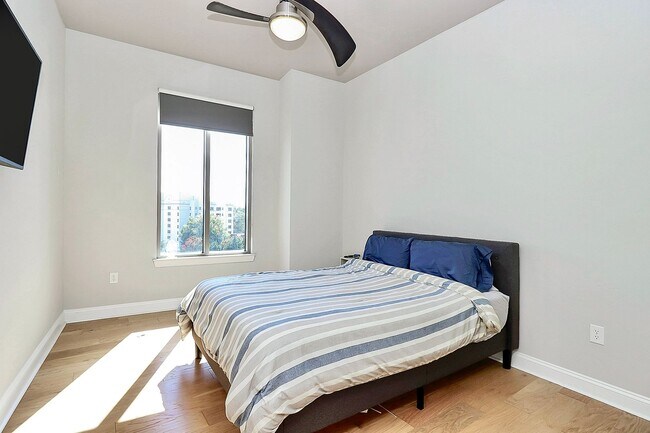 Building Photo - Spectacular 7th floor corner unit condo in Royal Court!