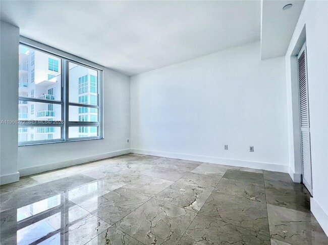 Building Photo - 950 Brickell Bay Dr