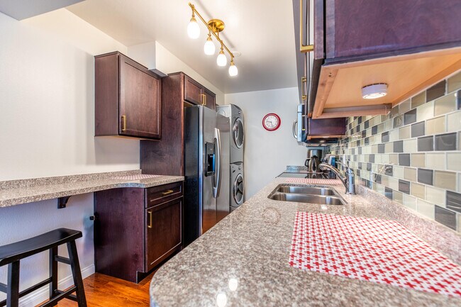 Building Photo - 351 N Hermosa Dr