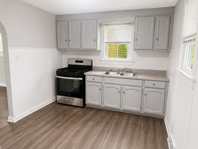 Building Photo - Updated Adorable 2 Bedroom Home
