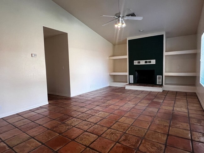 Building Photo - Tempe 2 Bed, 1 Bath Duplex Back Unit with ...