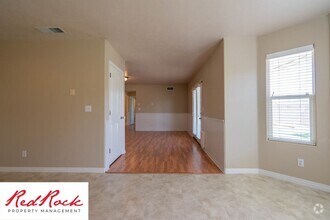 Building Photo - 5 Bedroom Pet Friendly Home!