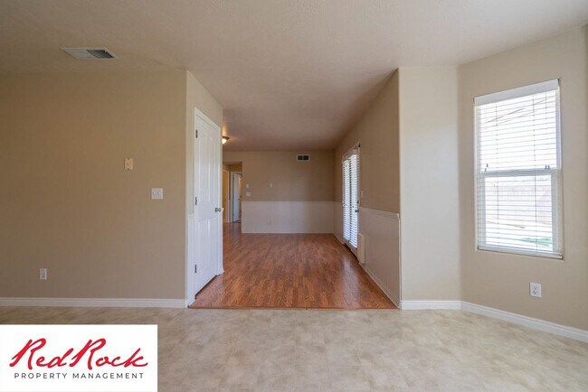 Primary Photo - 5 Bedroom Pet Friendly Home!