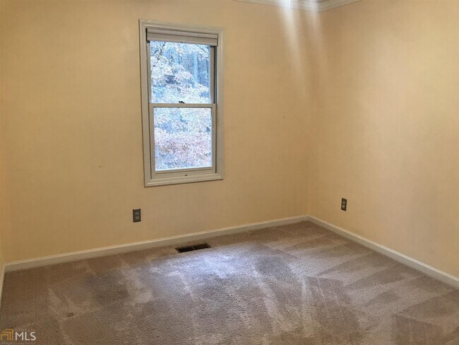 Building Photo - 2600 Holcomb Springs Dr