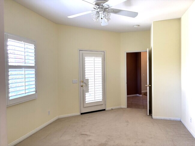 Building Photo - Great Great-Room for Long-term