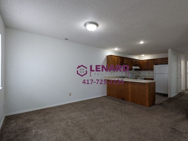 Building Photo - 2 Bedroom Duplex Ready for Move In!